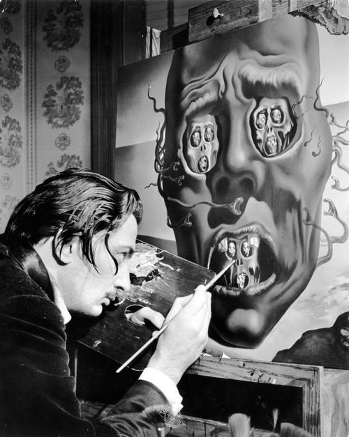 Salvador Dali painting La Cara de la Guerra (The Visage of War) in 1940
